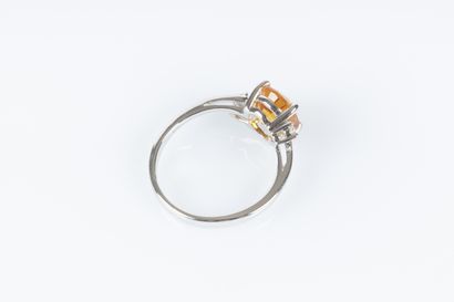 Bague en or blanc sertie d'un saphir jaune...