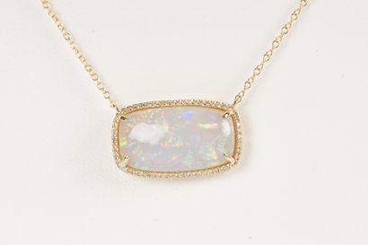 Collier en or sertie d'une opale cabochon...