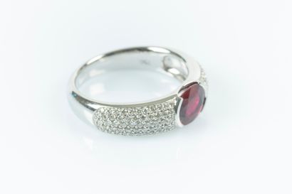 Bague jonc en or blanc serti d'un rubis ovale...