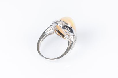 Bague style Art déco en or gris sertie d'une...