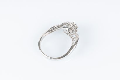 Bague tourbillon en or blanc sertie d'un...