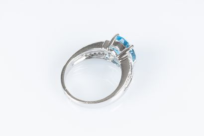 Bague en or blanc sertie d'une topaze taille...