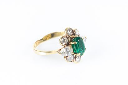 Bague en or jaune centrée d'une émeraude...