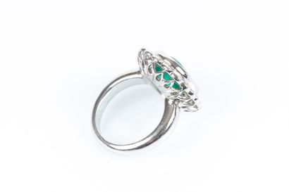 Bague en or blanc et platine centrée en clos...