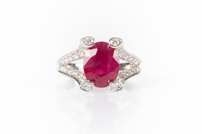 Bague en or blanc centrée d'un rubis ovale...