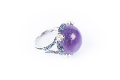 Bague en or gris sertie d'une améthystes...