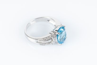 Bague en or blanc sertie d'une topaze taille...