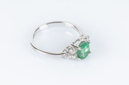 Bague en or blanc sertie d'une émeraude taille...