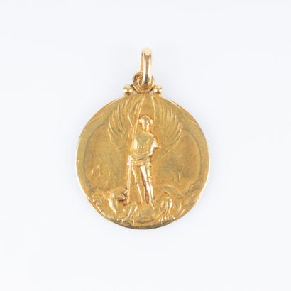 Médaille en or: saint Michel. Signée Becker...