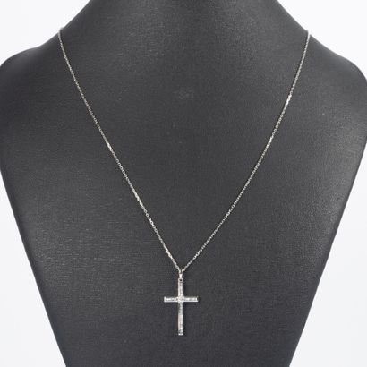 Croix en or blanc sertie de diamants baguettes...
