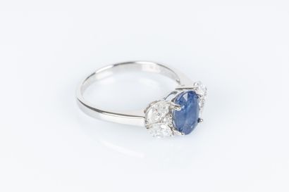 Bague en or blanc sertie d'un saphir ovale...