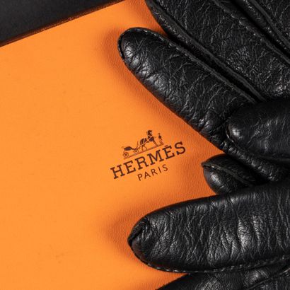 HERMES. Paire de gants en cuir d'agneau noir,...