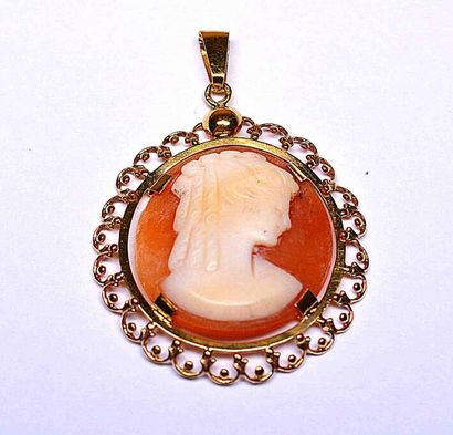 Pendentif en or orné d'un camée à profil...