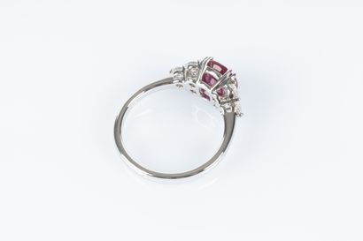 Bague en or blanc sertie d'un rubis ovale...