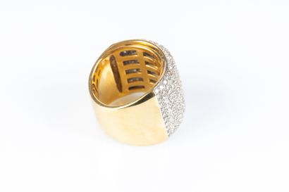 Importante bague en or de deux tons sertie...