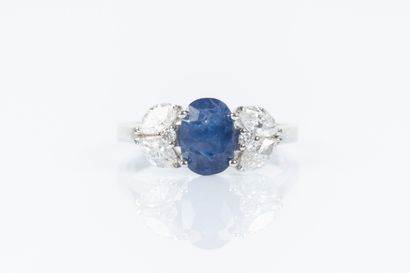 Bague en or blanc sertie d'un saphir ovale...