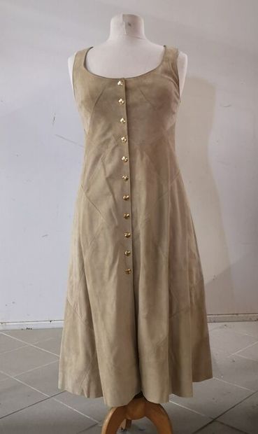 HERMES. Robe chasuble en veau sable, boutons...