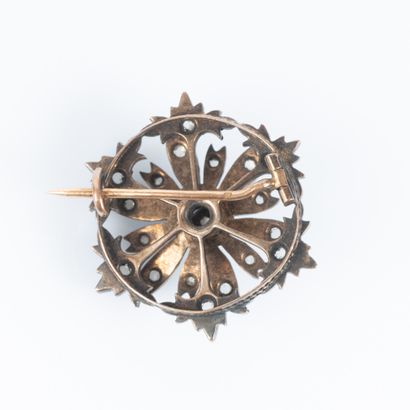 Broche rosace en or et argent sertie de petits...