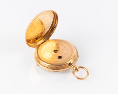 Montre de col en or guilloché et émaillé...