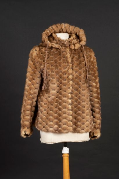 Fourrures George V. Manteau à capuche en...