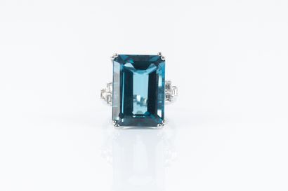 Bague en or blanc sertie d'une importante...