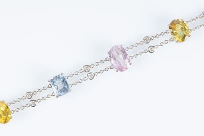 Bracelet en or blanc serti de 7 saphirs ovales...