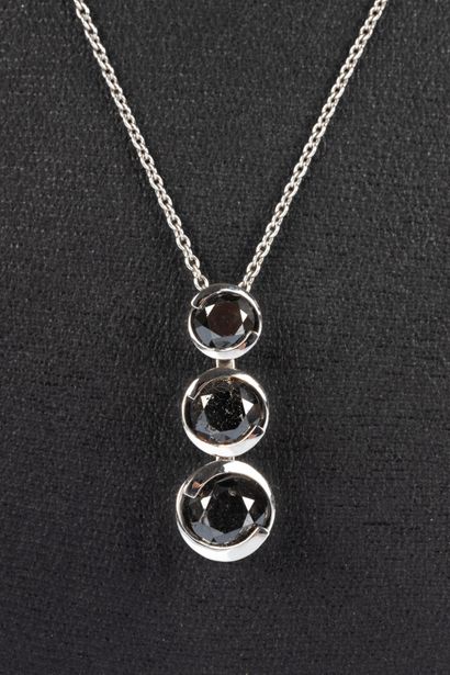 Pendentif en or blanc sur sa chaîne soutenant...