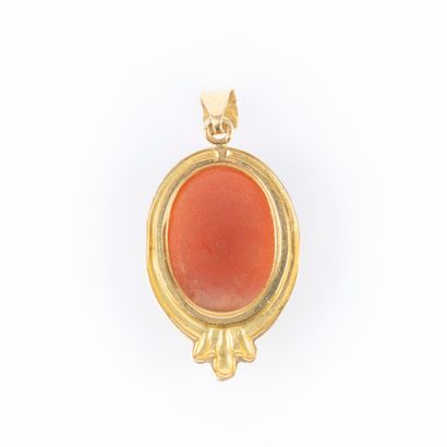 Pendentif en or serti d'un camée coquille...