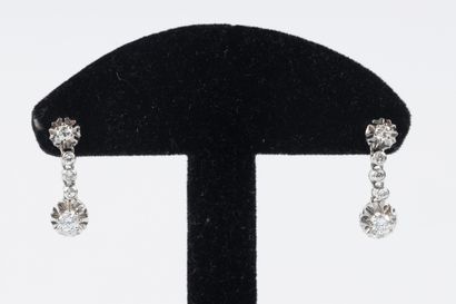 Paire de pendants d'oreille en or blanc sertis...