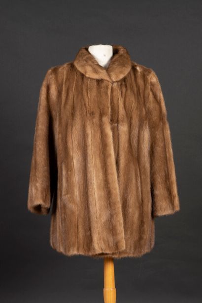 Manteau en vison marron clair. Taille 40