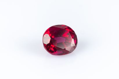 Sur papier, une pierre ovale imitation rubis...