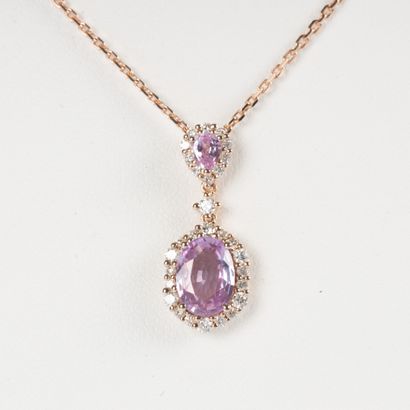Collier en or rose orné d'un saphir rose...