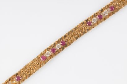 Bracelet en or orné de 15 rubis ronds intercalés...