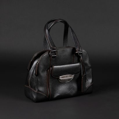 LANCEL. Sac à main en cuir grainé noir. 27...