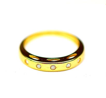 Bague en or sertie de 5 diamants ronds taille...