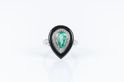 Bague poire en or blanc sertie d'une émeraude...