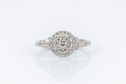 Bague en or blanc ornée d'un motif rond pavé...