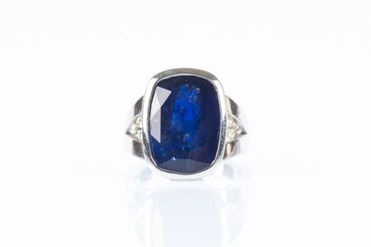 Bague en or blanc sertie d'un important saphir...