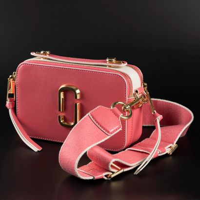 MARC JACOB. Sac bandoulière en cuir rose-blanc....