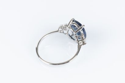 Bague en or blanc sertie d'un saphir de Madagascar...