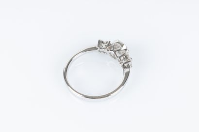Bague en or blanc ornée d'un motifs rond...