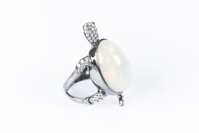 . Bague tortue en or sertie d'une opale cabochon...