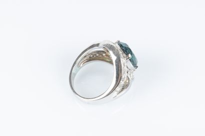 Bague en or blanc sertie d'une tourmaline...