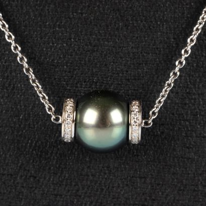 Pendentif en or blanc sur sa chaîne orné...