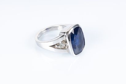 Bague en or blanc sertie d'un important saphir...