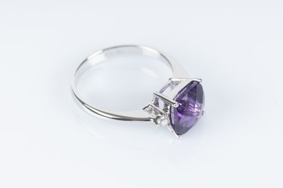 Bague en or blanc serties d'une améthyste...