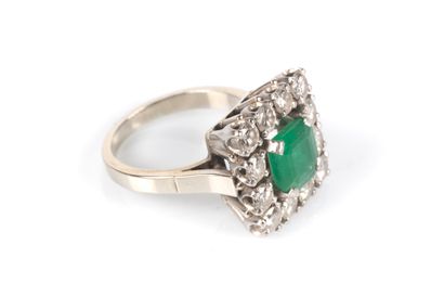 Bague en or gris et platine sertie d'une...