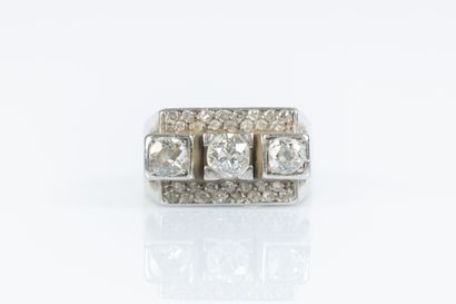 Bague tank en or gris et platine sertie de...