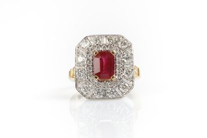 Bague en or de deux tons sertie d'un rubis...