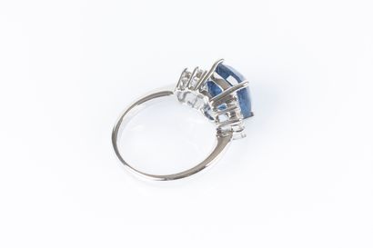 Bague en or gris sertie d'une saphir coussin...